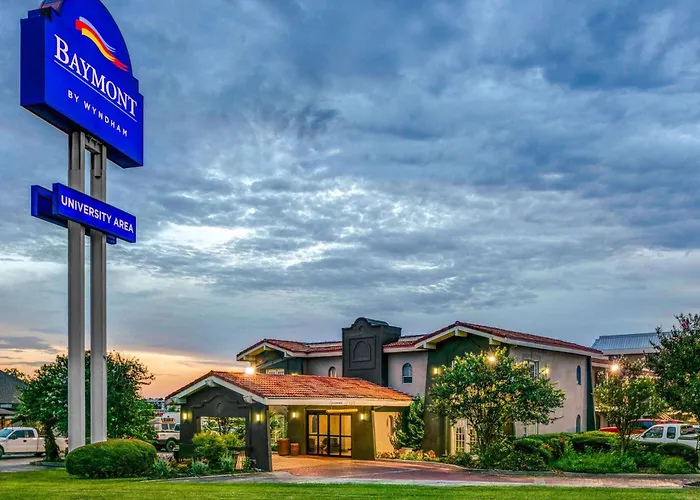 Сity center hotels Baymont By Wyndham Austin University Area