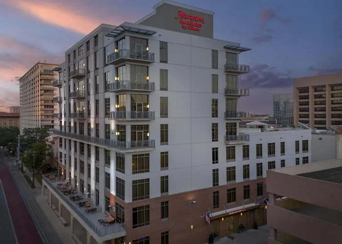 Cheap hotel: Hampton Inn And Suites Austin University Capitol